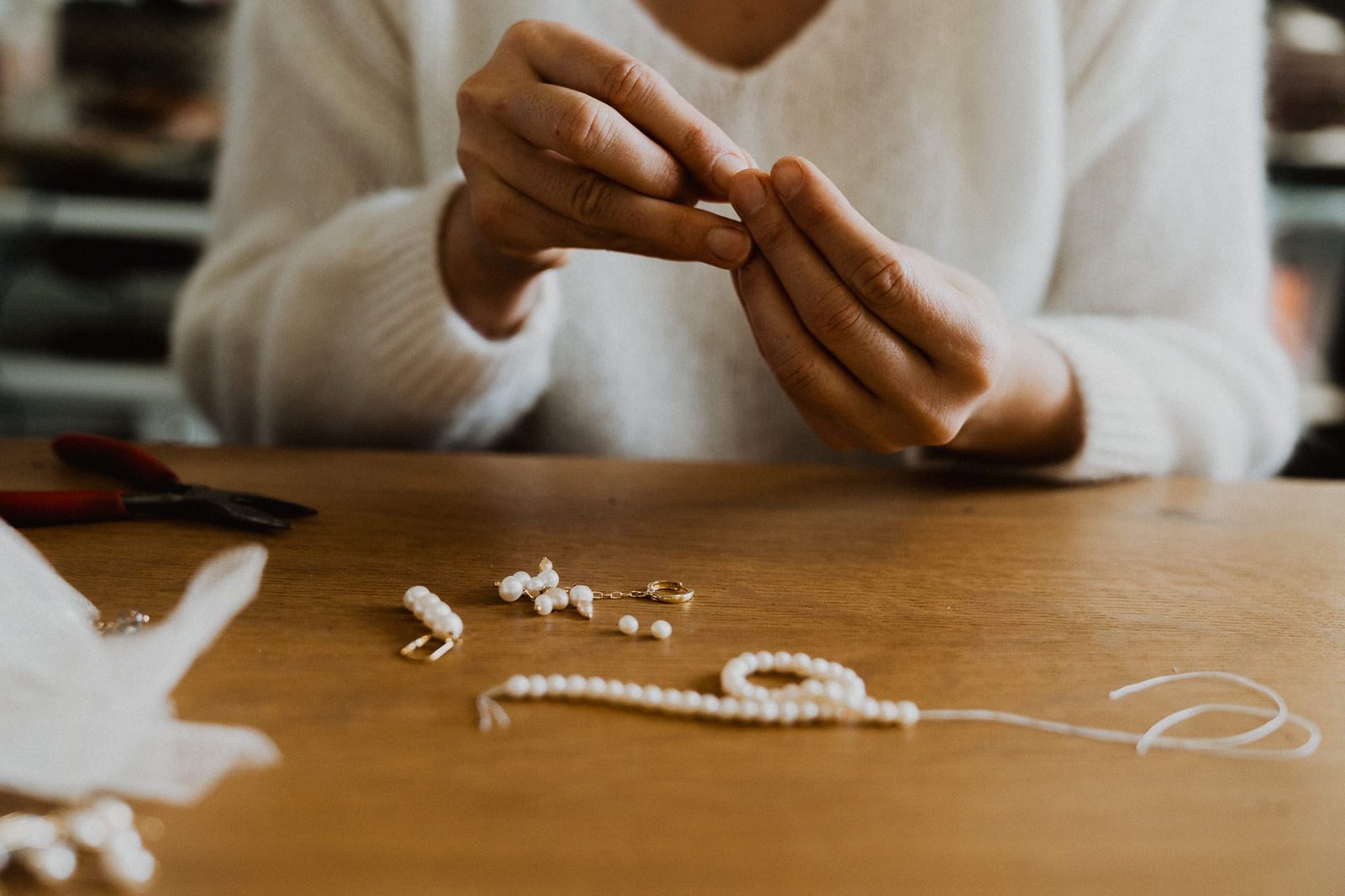 Pauline Paez atelier Mantille Toulouse artisanat responsable sur-mesure bijoux perles plumes soie création mariage Occitanie