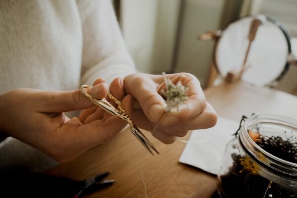 Pauline Paez atelier Mantille Toulouse artisanat responsable sur-mesure horticulture textile fleurs soie création mariage Occitanie