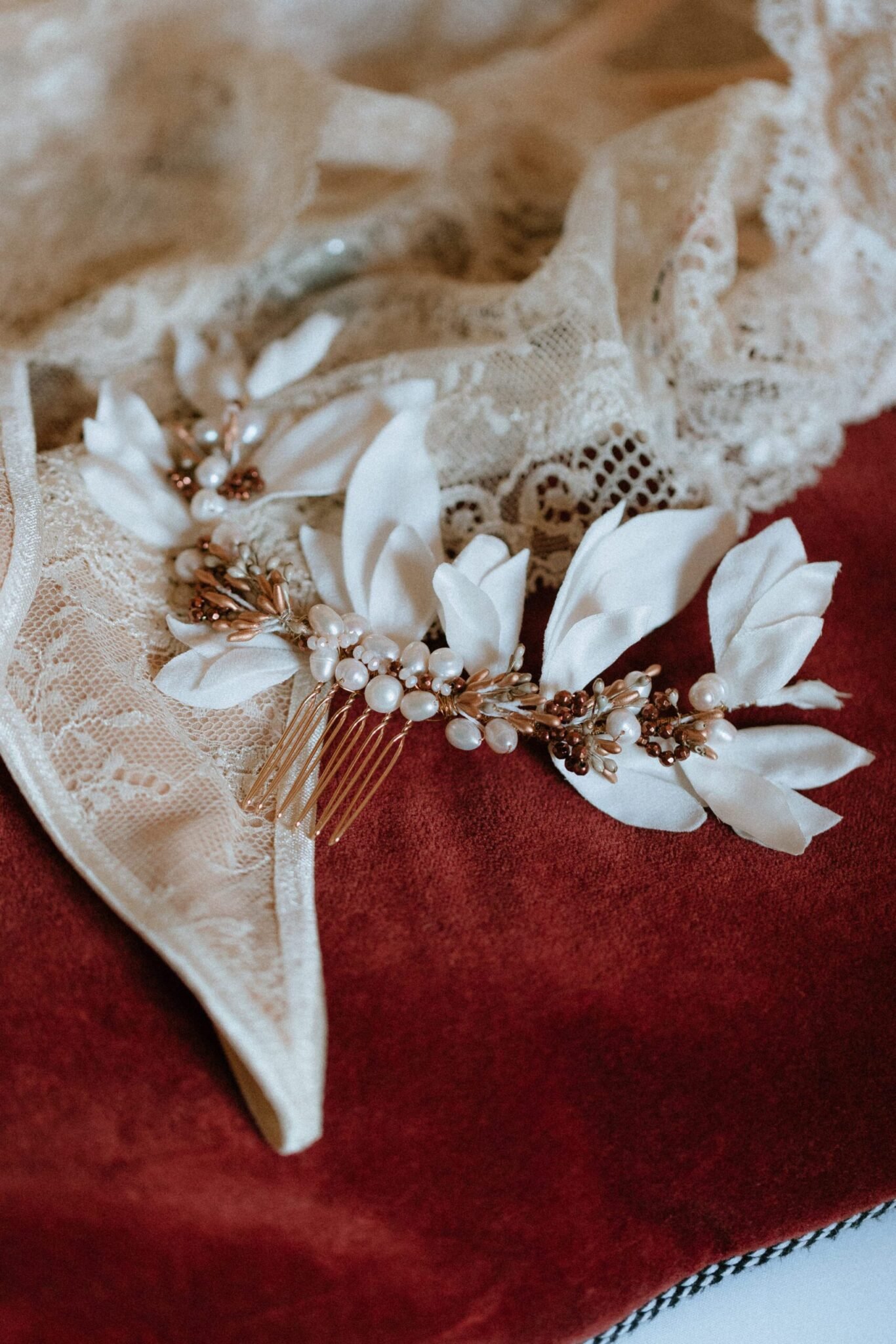 peigne Daphnée coiffure mariée mariage perles soie atelier Mantille Toulouse artisanat responsable Occitanie