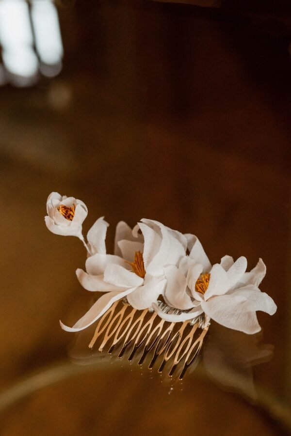 peigne fleurs soie magnolia mariage atelier Mantille Toulouse artisanat responsable Occitanie horticulture textile